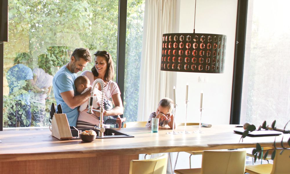 baie coulissante en aluminium donnant sur une terrasse ensoleillée