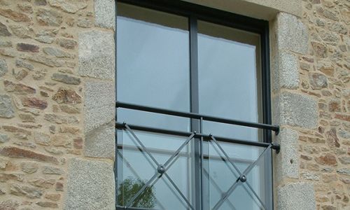 garde corps en aluminium d'une fenêtre alutil